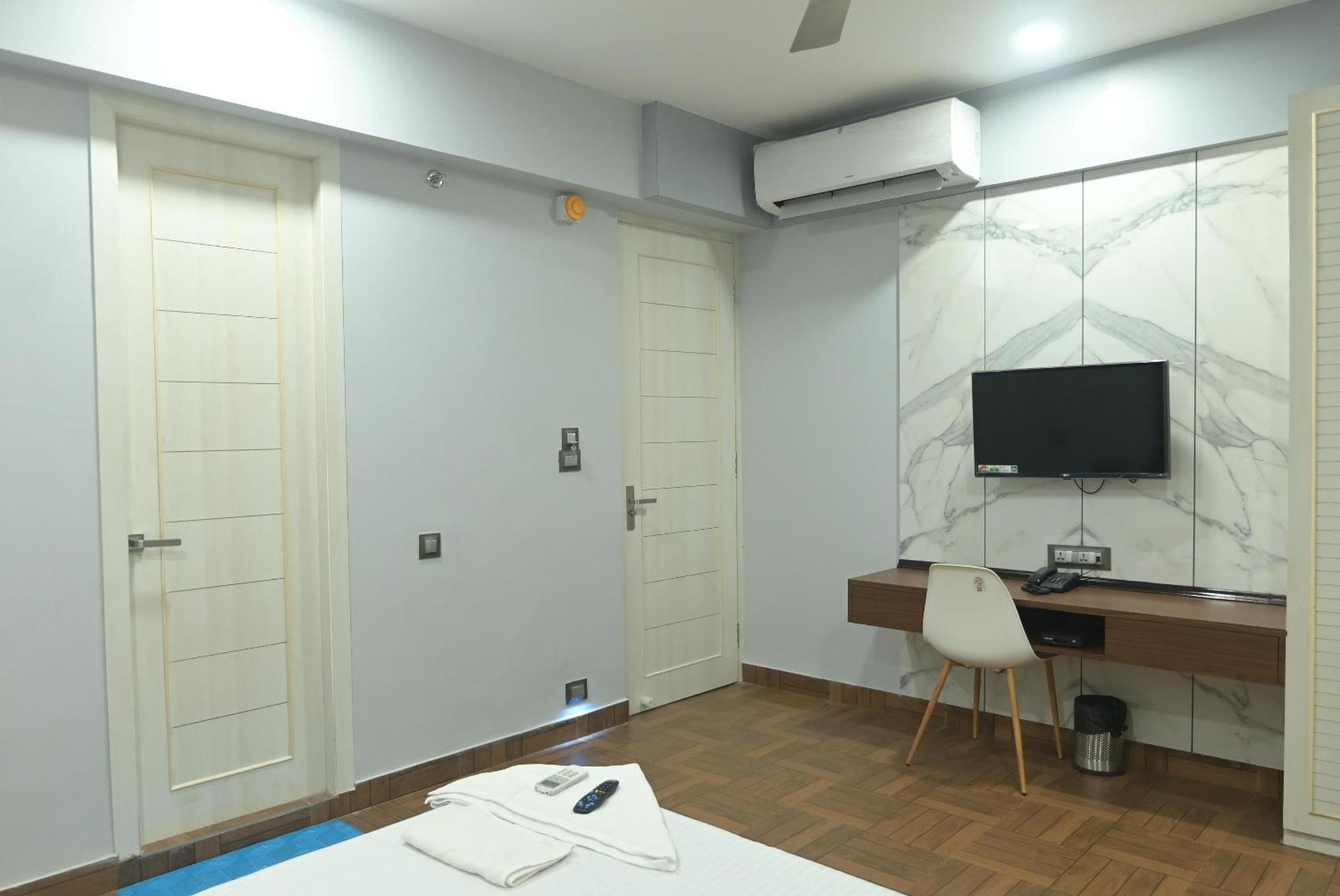 Nk7 Newtown Otel Kalküta Dış mekan fotoğraf